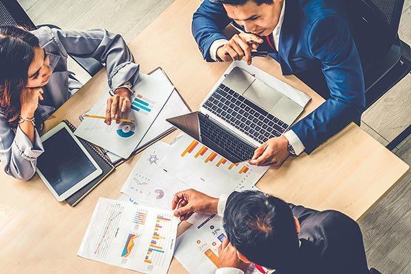 Entre Códigos junto a EY lanzan 1º Barómetro de Gerencias Legales