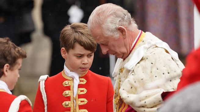  El nieto de Carlos III pidió cambiar una tradición centenaria de la realeza para evitar el bullying
 