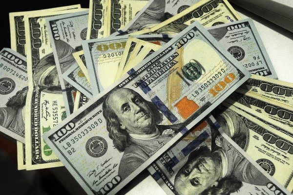 Dólar abre al alza sobre $795 mientras el cobre cae a su menor precio desde noviembre de 2022
