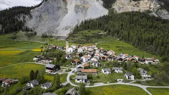  Peligra la existencia de una aldea suiza por la posible caída de una montaña
 