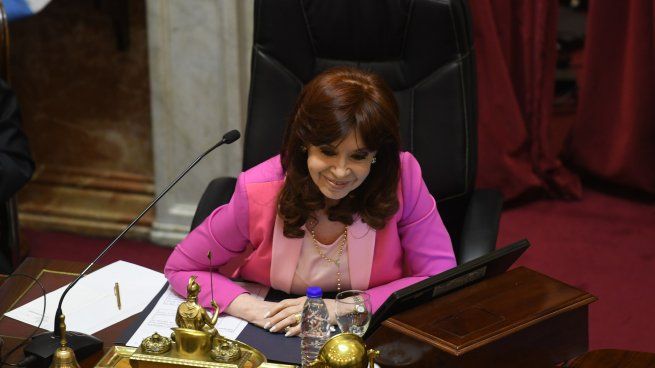  El duro cruce de Cristina con Lousteau: 