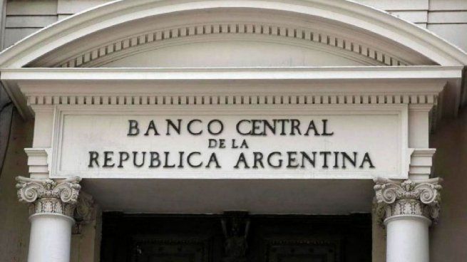  Dólar oficial: el BCRA ralentizó la devaluación del peso, ¿cambio de estrategia o moderación temporaria?
 