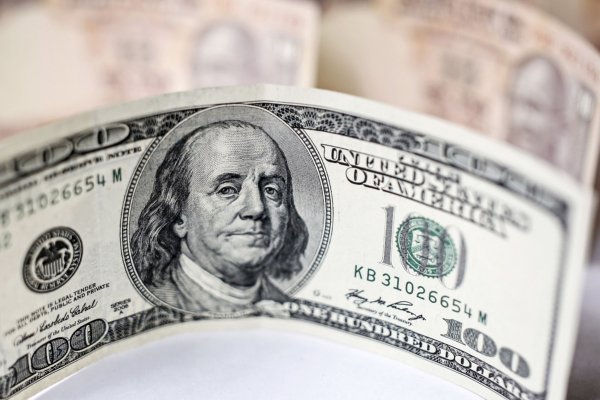 Dólar baja hasta perder los $790 mientras el cobre rebota tras su fuerte caída del jueves