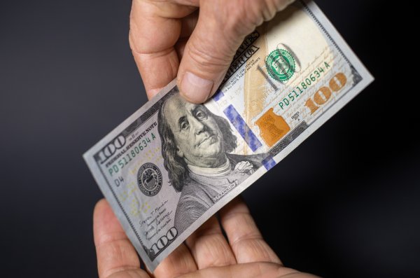 Dólar cae bajo los $780 en apertura tras repunte del cobre y anuncio del Banco Central
