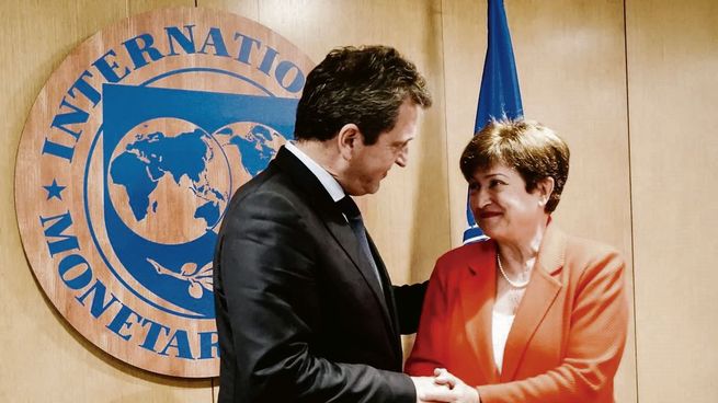 El FMI ya evalúa las nuevas medidas de Economía y trabaja en conjunto para fortalecer reservas 
 