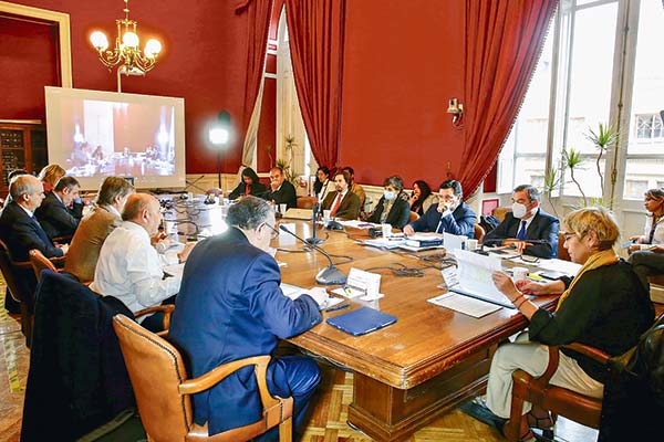 Isapres: aprobación de proyecto alternativo abre primera controversia en el Senado y una dura arremetida del Gobierno