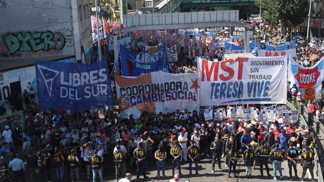  Jornada de protestas con piquete y acampe en Plaza de Mayo por planes sociales
 