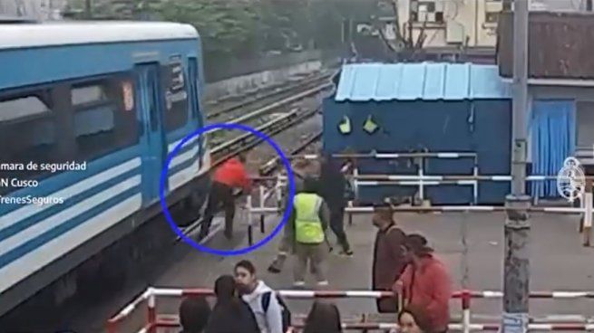  Tensión en Liniers: quiso ganarle al paso del tren y fue golpeado por la formación
 