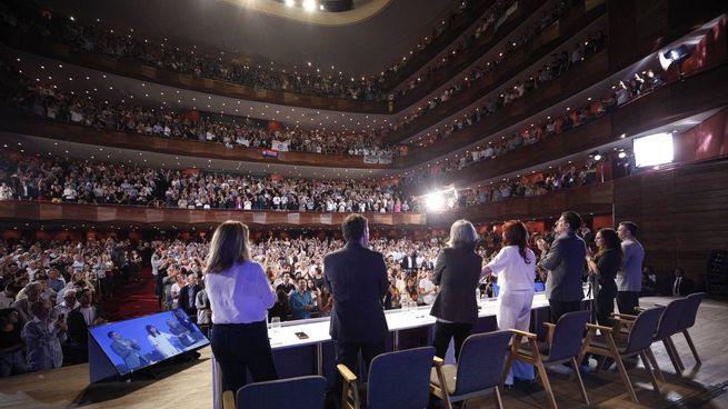  Tras la baja de Cristina, el kirchnerismo continúa los preparativos para el acto del 25 de mayo
 