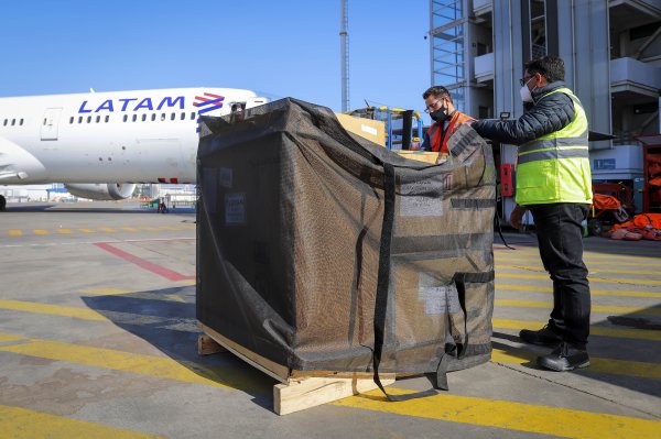 Latam Cargo implementará propuesta de trabajadores para reducir el uso de plástico en Chile en 70 toneladas al año