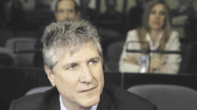  Amado Boudou fue operado con éxito de la carótida y agradeció a la familia y la militancia
 