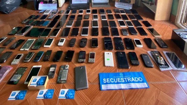  La Matanza: desarticulan un laboratorio que liberaba Iphones robados 
 