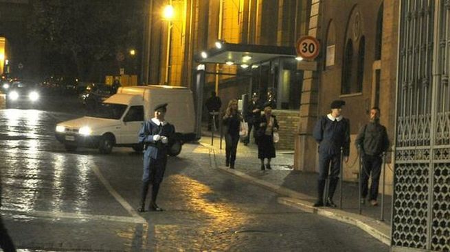  Abren fuego contra un auto que intentó entrar a toda velocidad al Vaticano
 