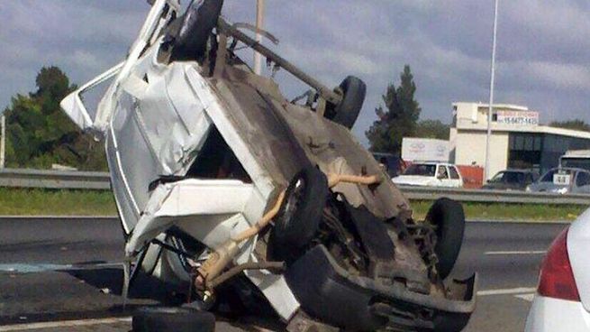  Chocan camión, auto y moto sobre la autopista Panamericana
 