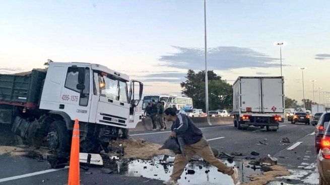  Caos en la Riccheri: triple choque provoca fuertes demoras en los principales accesos a la Ciudad
 