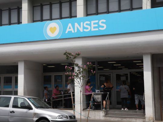  ANSES confirmó la fecha de pagos de abril: ¿quiénes cobran extra de $15.000?
 