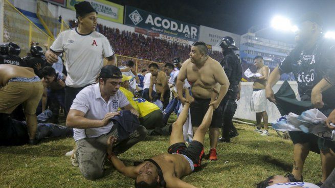  Tragedia en El Salvador: al menos 12 muertos por una avalancha en un estadio de fútbol
 