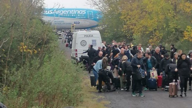  Amenaza de bomba en Ezeiza: evacúan un avión de Aerolíneas que viajaba a Miami
 