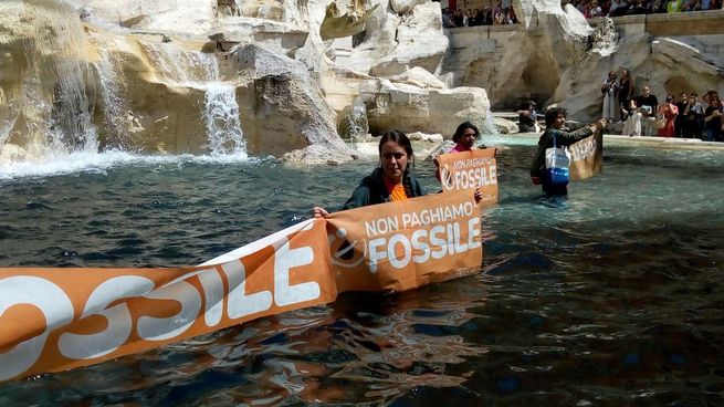  Italia: ambientalistas atentaron contra la Fontana di Trevi
 