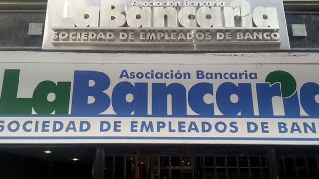  Bancarios reclaman por las paritarias y alertan: 