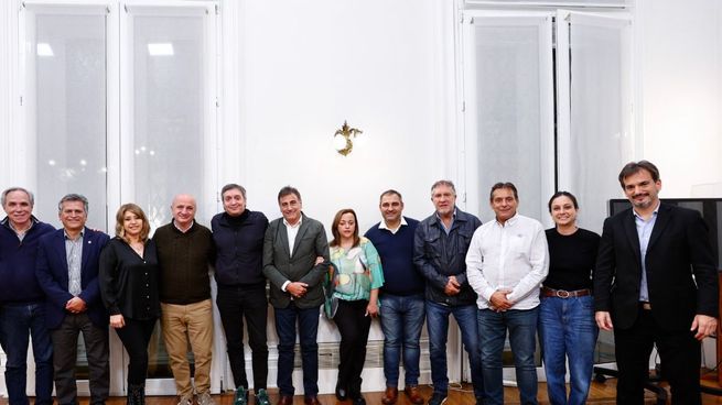  Máximo Kirchner se reunió con la cúpula del Frente Renovador
 