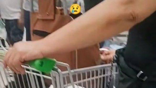  TikTok: se indignó en el supermercado porque una clienta se llevó todas las ofertas y fue viral
 