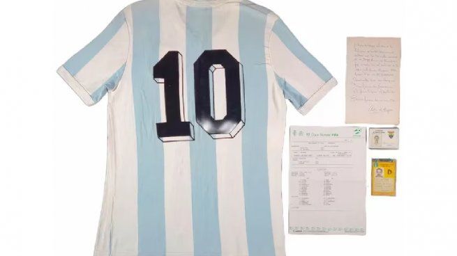  Subasta histórica: rematan la primera camiseta que Maradona usó en el Mundial 82
 