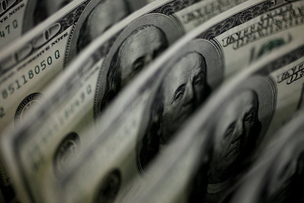 Dólar abre con nueva alza y retoma $810 tras revisión del PIB e incierto panorama fiscal en EEUU