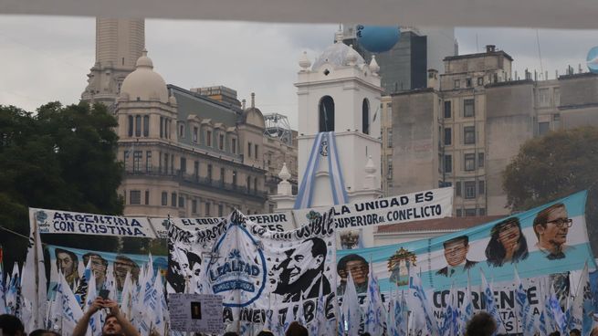  Un multitud desbordó la Plaza de Mayo: 