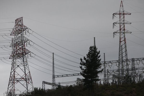 Fuertes ráfagas de viento afectan a la Región Metropolitana y dejan a 66 mil hogares sin electricidad