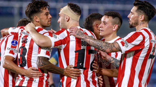  Estudiantes selló su clasificación con una goleada en Paraguay
 