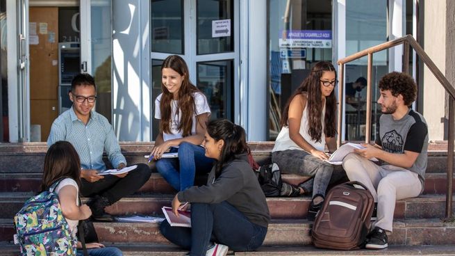  PAE convoca estudiantes para su programa de Becas Universitarias
 