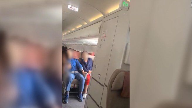  Pánico en el aire: un pasajero abrió la puerta de un avión en pleno vuelo 
 