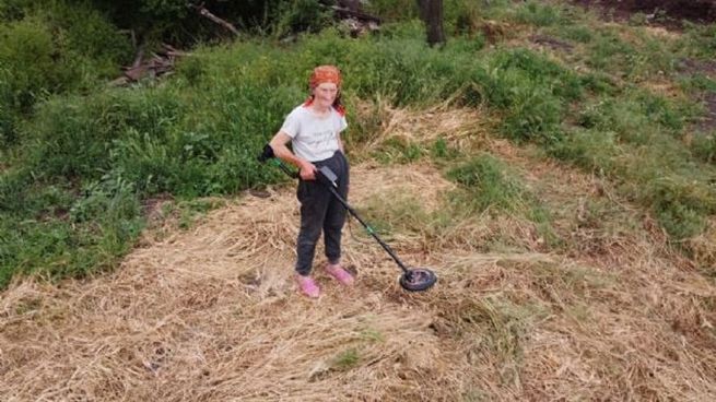  Una jubilada ucraniana limpia los campos de minas para poder sacar a pastar a su vaca 
 