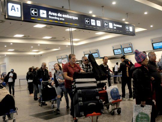  Caos en aeropuertos: más de 60 vuelos demorados en pleno fin de semana largo
 