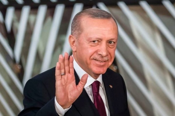 Erdogan se impone en elecciones en Turquía y prolonga su mandato a una tercera década