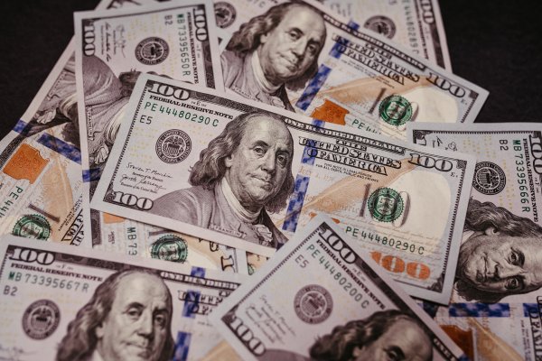 Dólar abre plano tras acuerdo de deuda en Washington y con baja liquidez por feriado en EEUU