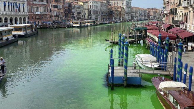  Italia: el Gran Canal de Venecia apareció teñido de verde 
 