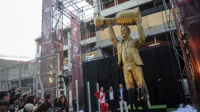  Tras la polémica, limarán parte de la estatua que River le hizo a Marcelo Gallardo
 