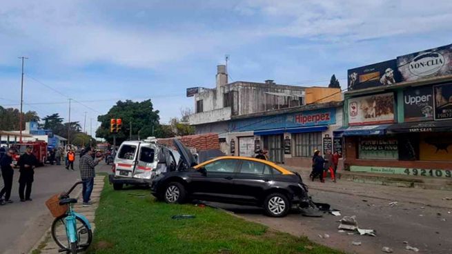  Un camión se quedó sin frenos y chocó 7 vehículos: murió una mujer
 