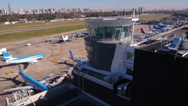  Aeroparque: detuvieron a una mujer que subió a la torre de control
 