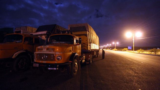  Tragedia en Jordania: un camión chocó una caravana de autos y dejó a un muerto y 13 heridos
 