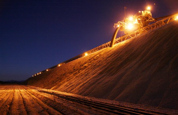 La minería vuelve a crecer en abril, pero la manufactura anota su mayor caída desde noviembre