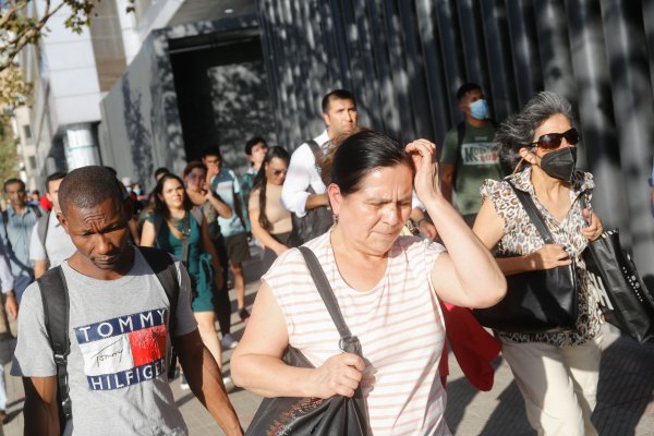 Falla en tren provoca el cierre de estaciones del Metro entre Salvador y Alcántara y aglomeraciones y congestión en zona oriente de Santiago