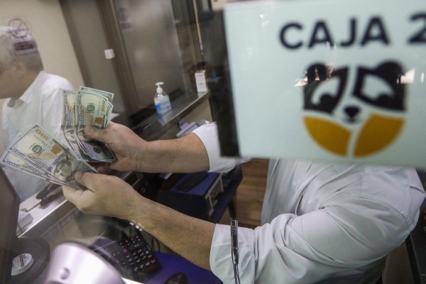 El dólar baja de los $800 en la apertura empujado por un nuevo avance en el precio del cobre