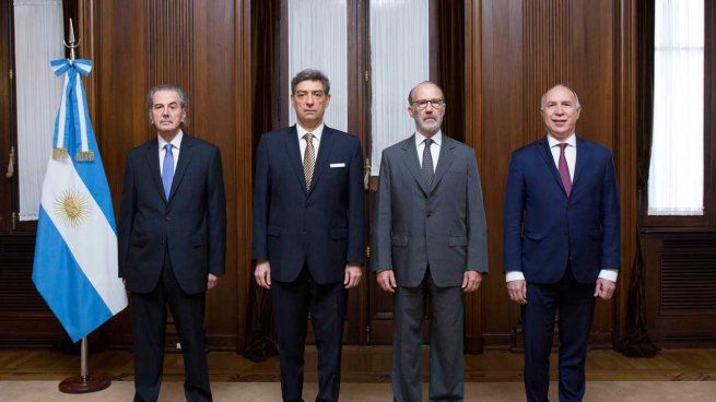  La Corte también analiza la re-reelección de los intendentes bonaerenses
 