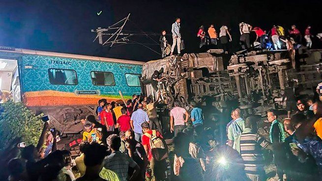  Tragedia en India: al menos 120 muertos y 850 heridos tras el choque de dos trenes
 