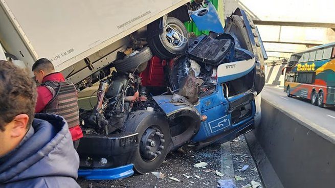  Dos camiones chocaron en el Paseo del Bajo: un conductor quedó atrapado y herido
 