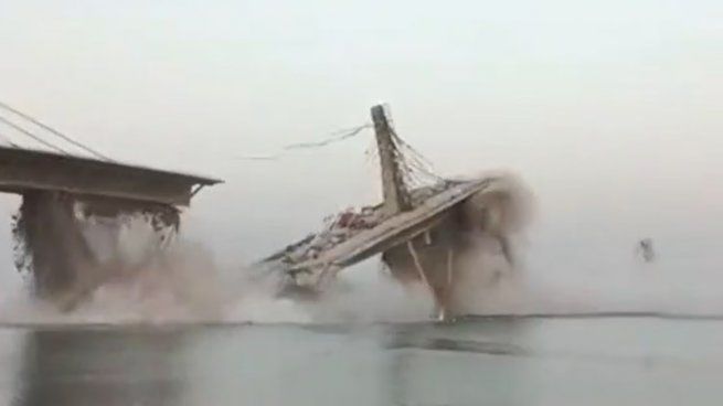  Impactante momento en el que se derrumba un puente en India
 