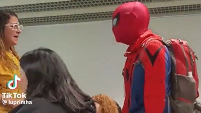  Un chico fue a la facultad disfrazado de Spiderman: la insólita reacción de la profesora
 